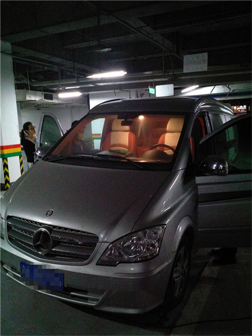 奔驰房车施工中