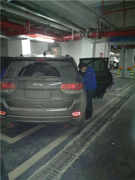 Jeep切诺基施工现场